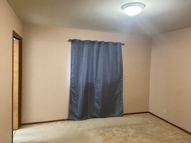 Building Photo - Excellent eastside location, 3/2, fenced yard, 2 car garage