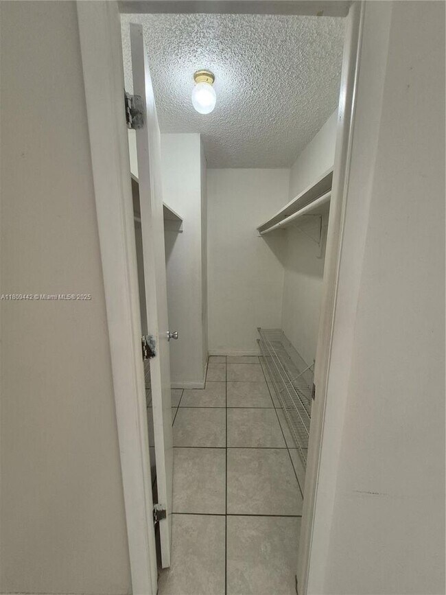 Building Photo - 9320 Fontainebleau Blvd