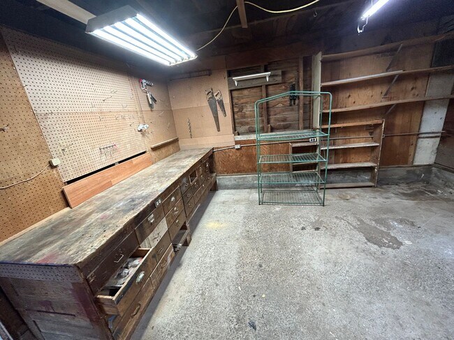 Building Photo - Charming 4 bed/1.5 bath home for rent