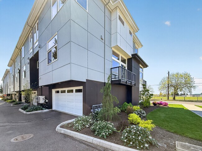 Building Photo - 1232 Harrington Ave NE