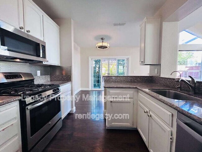 Building Photo - 232 Redstone Cir