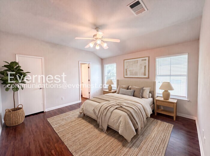 Building Photo - 1011 Iola Dr