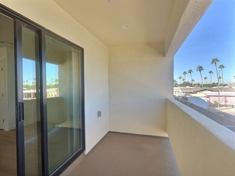 Building Photo - 2502 E Paradise Ln