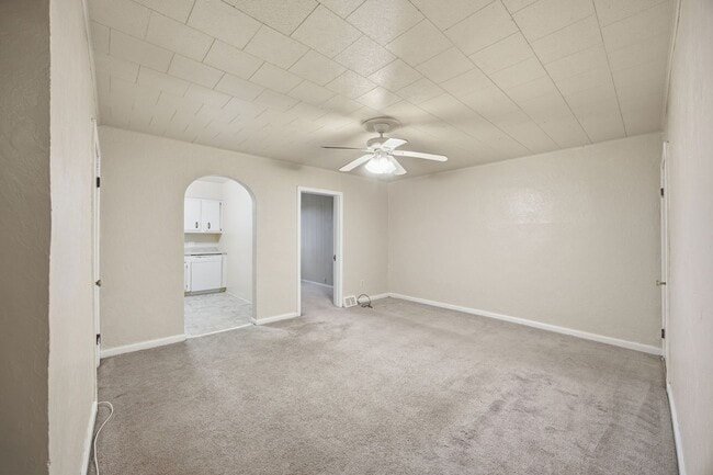 Building Photo - Charming 3-Bedroom Pittsburgh Home with Spacious Yard and Classic Porch