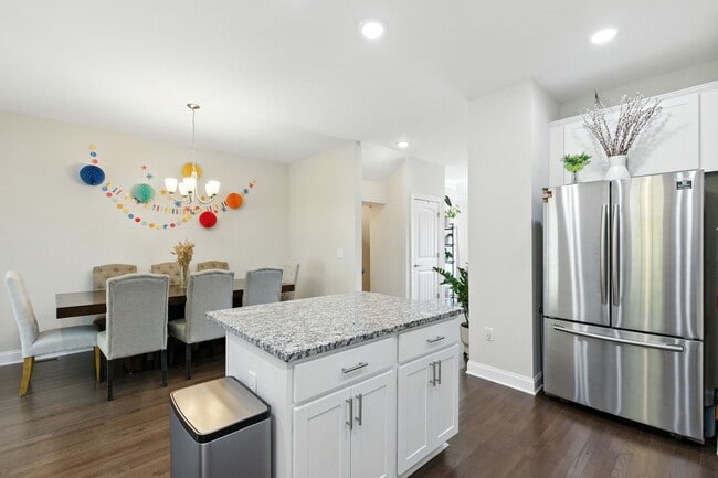 Building Photo - Immaculate Townhouse with Finished Basement