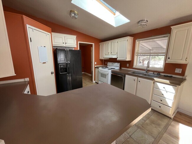 Building Photo - Country 3-bdr/2-bath with huge yard in Crooked River Ranch!