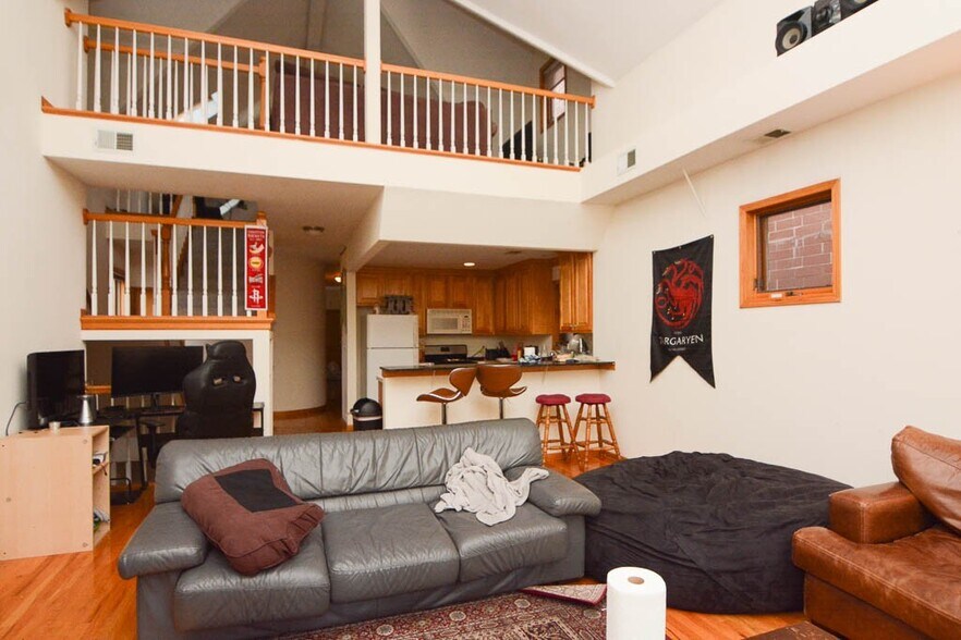 Building Photo - 824 W Buckingham Pl