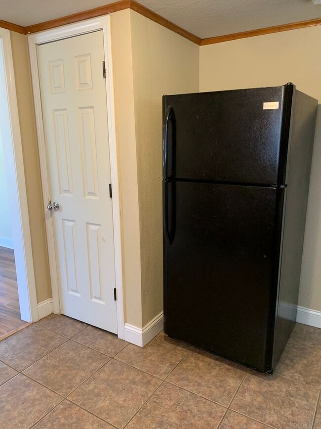 Building Photo - Adorable home in Joplin! 2 bedroom, 1 bathroom home with large living space, carport, and applian...