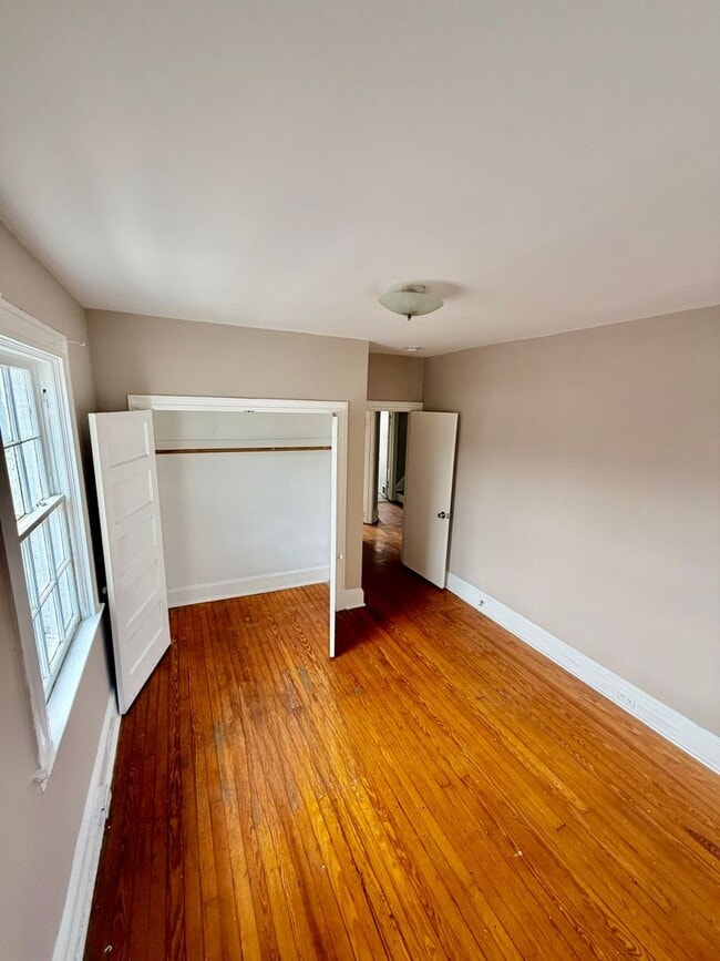 Building Photo - Huge townhome available. Four bedrooms three bath.