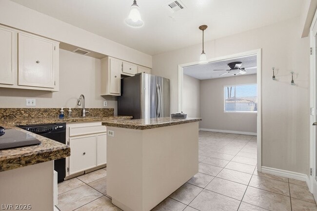 Building Photo - 4561 Paseo El Rio Dr