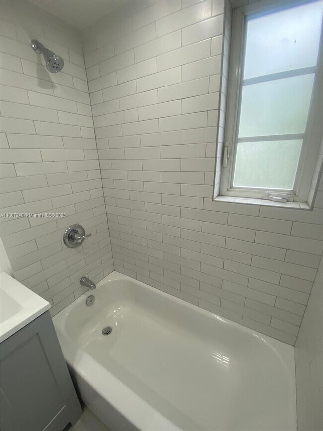 Primary Photo - 320 25th St