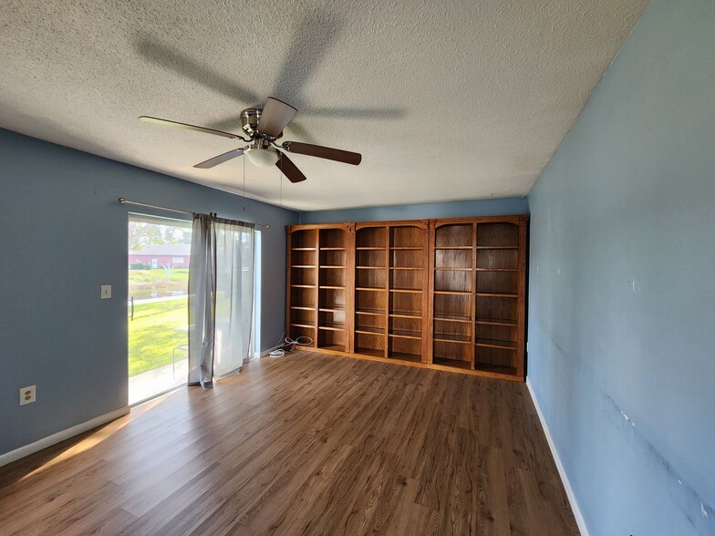 Building Photo - Cozy Condo in a 55+ Community