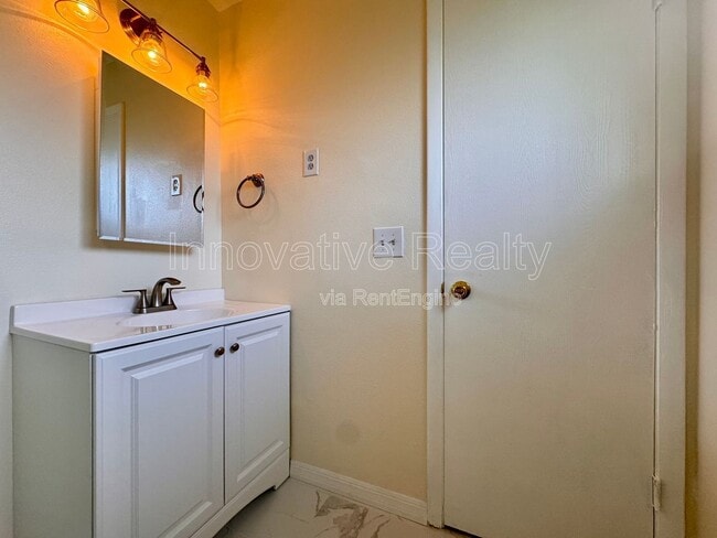 Building Photo - 1005 Bradford Dr