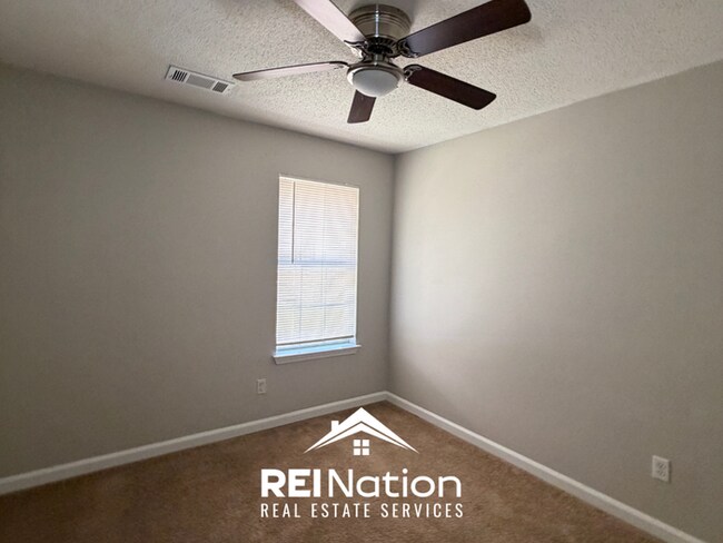 Building Photo - INCREDIBLE LAYOUT! 3BR/2BA Memphis Gem | Vaulted Ceilings & Soaking Tub | Deck & Fenced Yard!