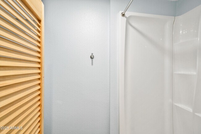 Building Photo - 3025 N 32nd St