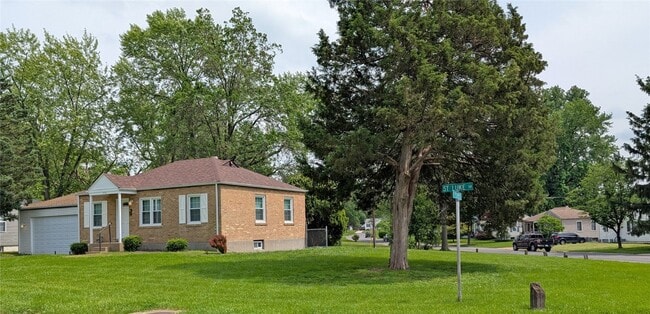 Building Photo - 190 St Luke Dr