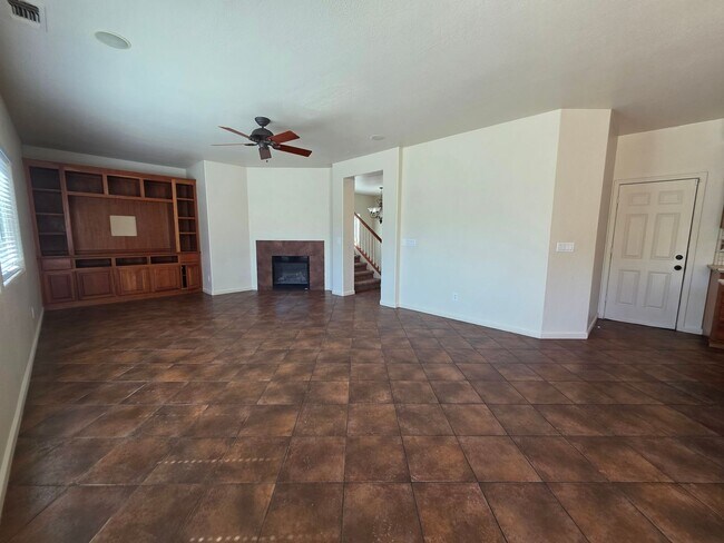 Building Photo - 3 bedroom with an extra office/den space in Modesto!
