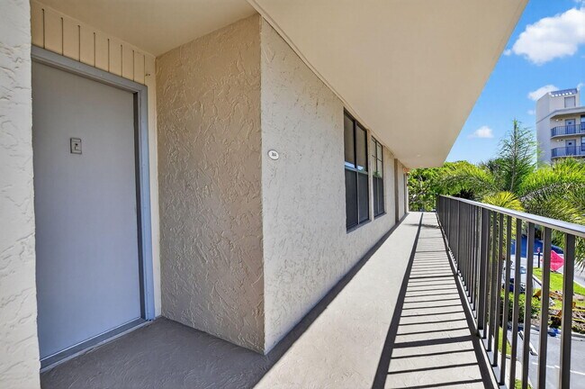 Building Photo - 11 Royal Palm Way