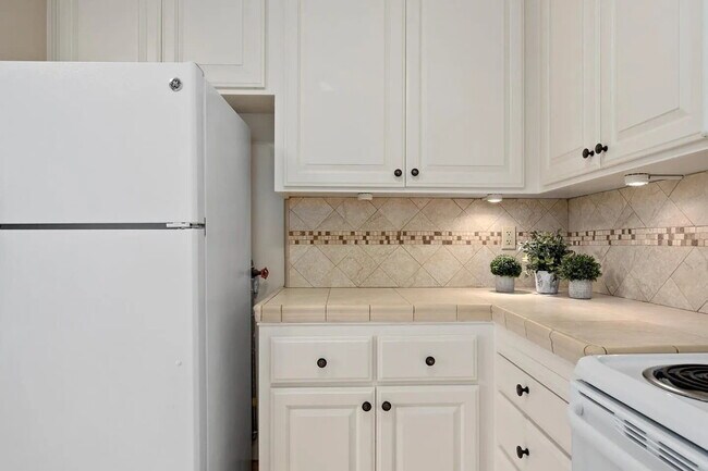 Building Photo - "Charming 3-Bed, 2-Bath Oasis in Capitola's Prime Park Ave Location"