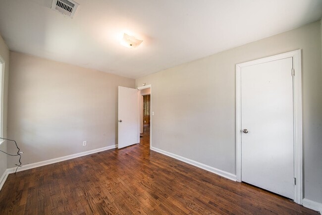 Building Photo - Half Off 1st Month's Rent!!