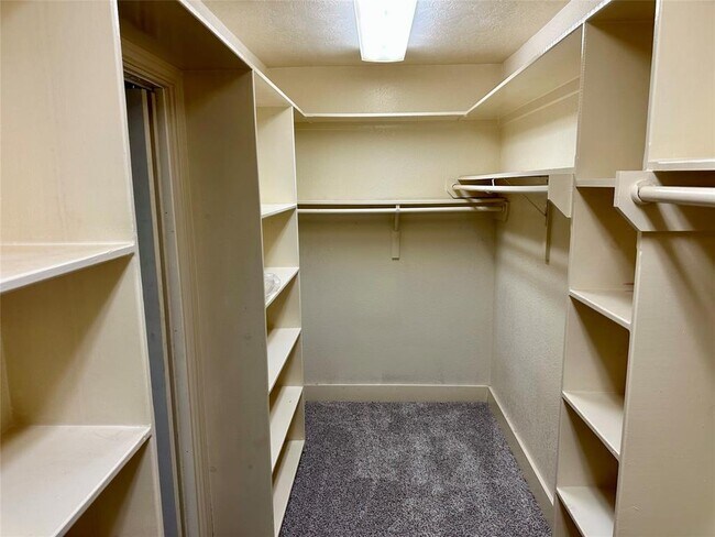 Building Photo - 530 Edgebrook Dr