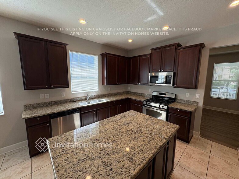 Building Photo - 16009 Loneoak View Dr