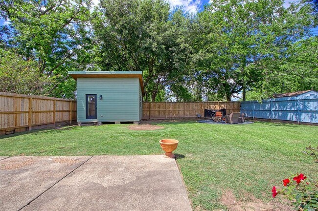 Building Photo - 5206 De Lange Ln