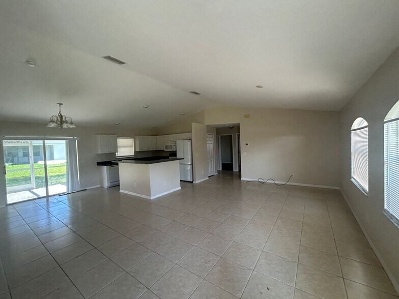 Building Photo - 3 bedroom 2 bathroom single family home