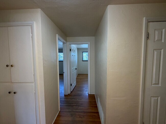 Building Photo - 2838 La Veta Dr