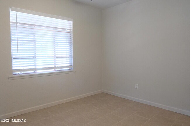 Building Photo - 3941 E Louis Ln