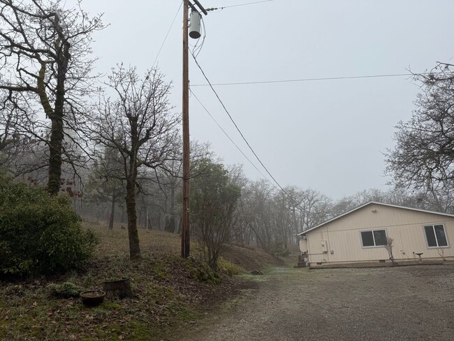 Building Photo - Rural House in the outskirts of Eagle Point