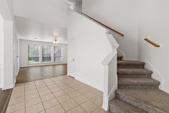 Building Photo - 3326 Lakeway Ln