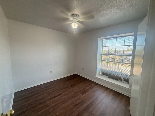 Building Photo - 612 Luxton St