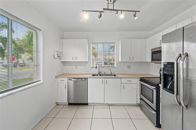 Building Photo - 1162 SW 44th Ave