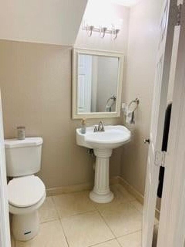 Building Photo - 4948 SW 136th Ave