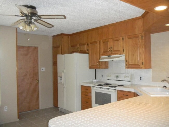 Building Photo - 112 King Charles Pl