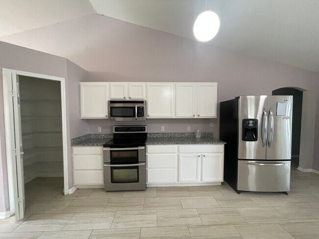 Building Photo - Great Home Great Location - 4 br 2 1/2 bath