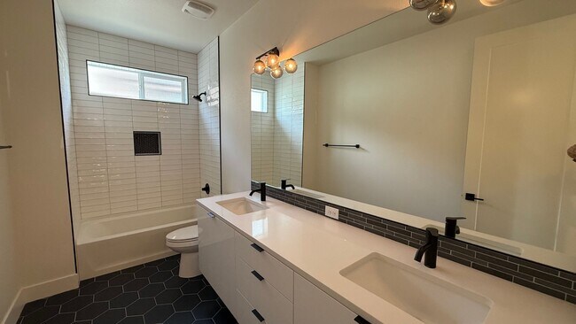 Building Photo - $900 move in bonus! Stunning & Spacious 2-...