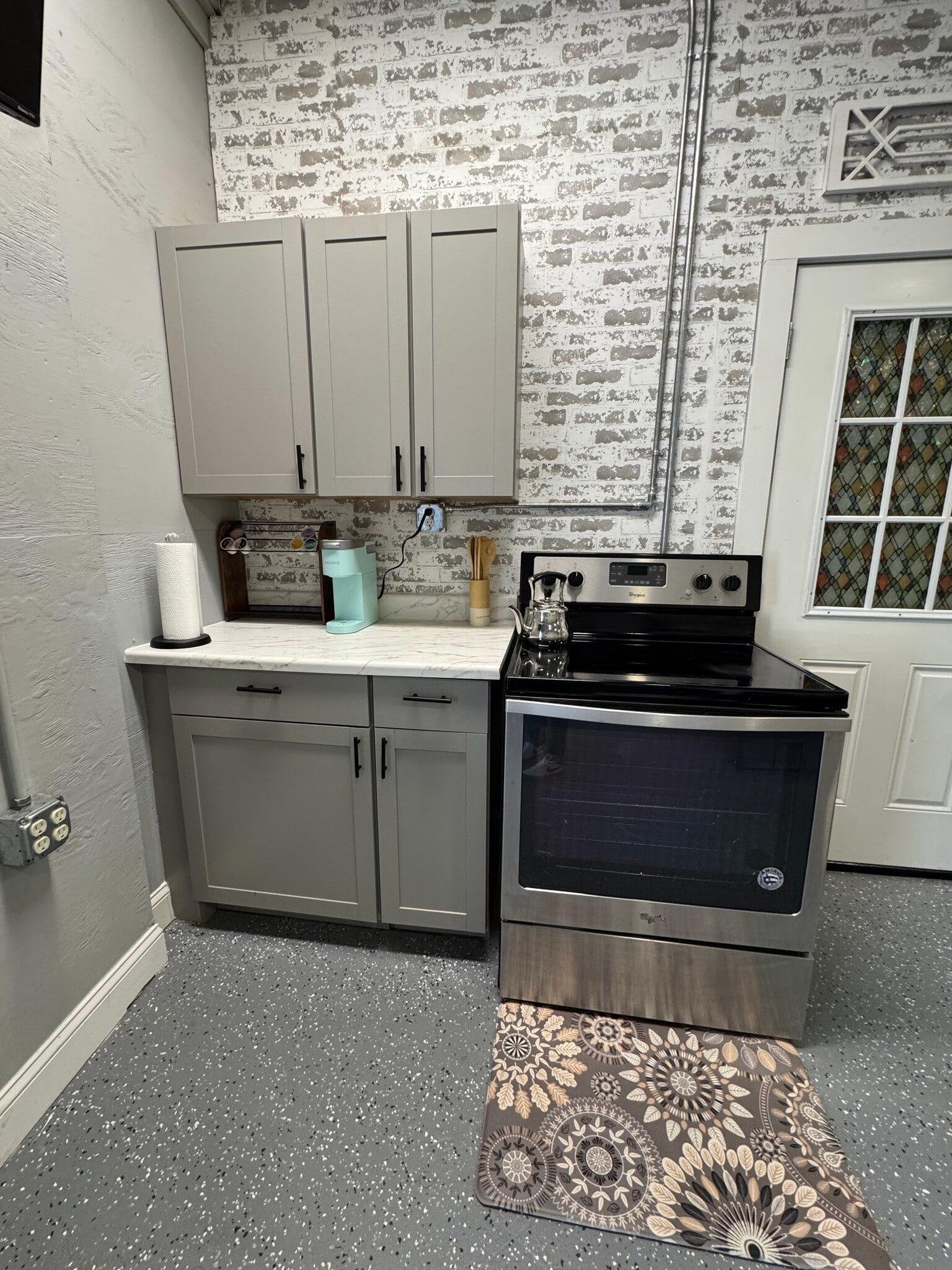 Full electric stove and kitchenette - 729 Highway 314