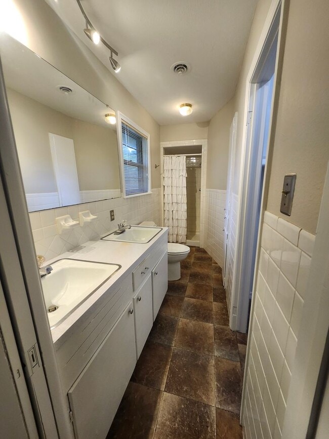 Building Photo - 1810 W 3rd Ct