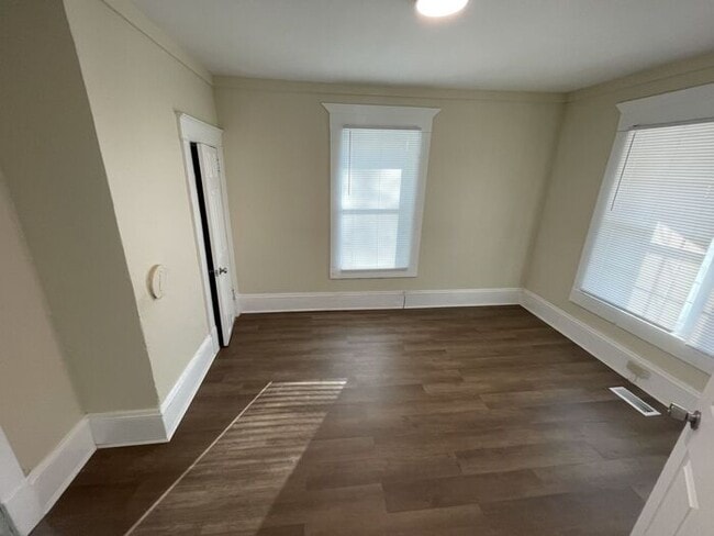 Building Photo - 1BD 1BA Duplex