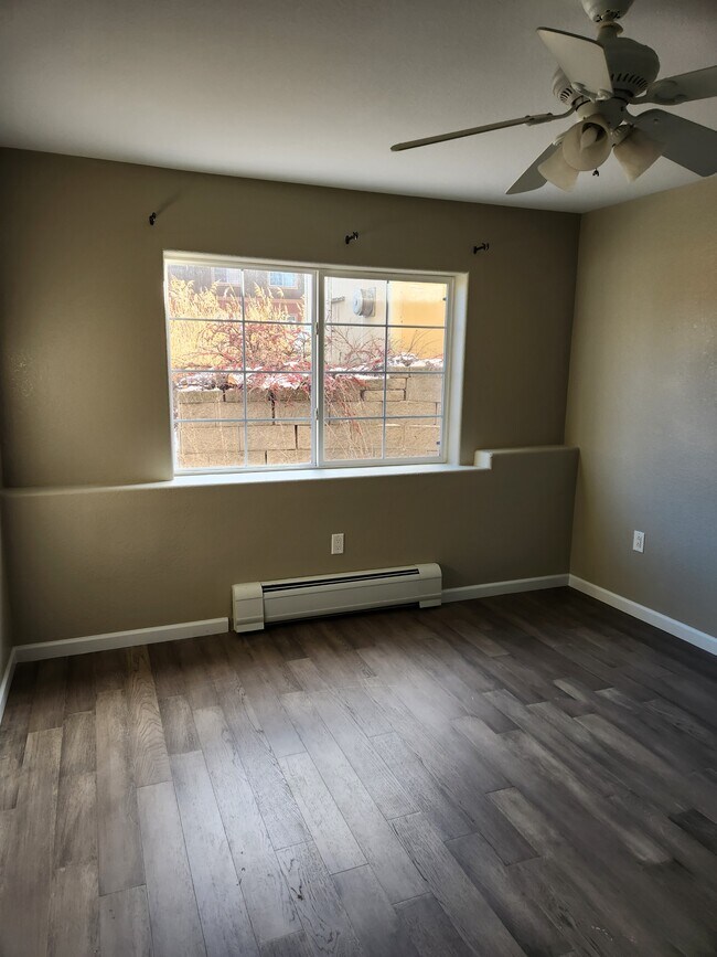 Building Photo - 495 River View Dr