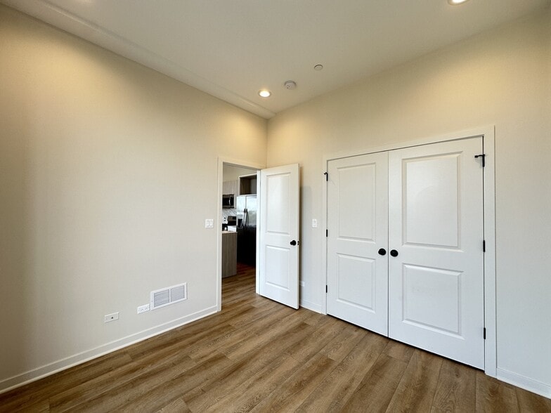 Building Photo - 3207 N Narragansett Ave