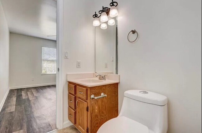 Building Photo - 100 Sadler Ct