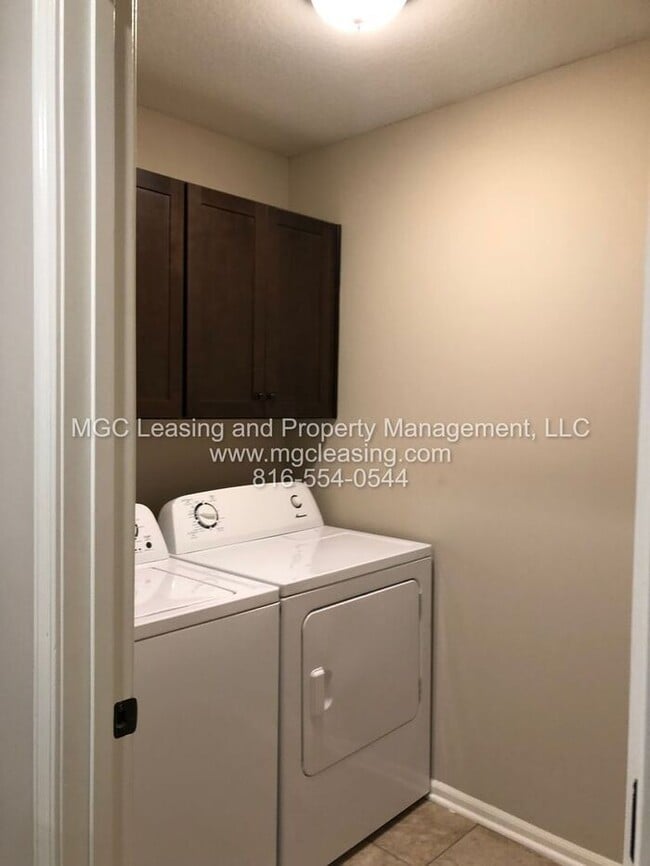 Building Photo - Enjoy Townhome Living w/ Unfinished Baseme...