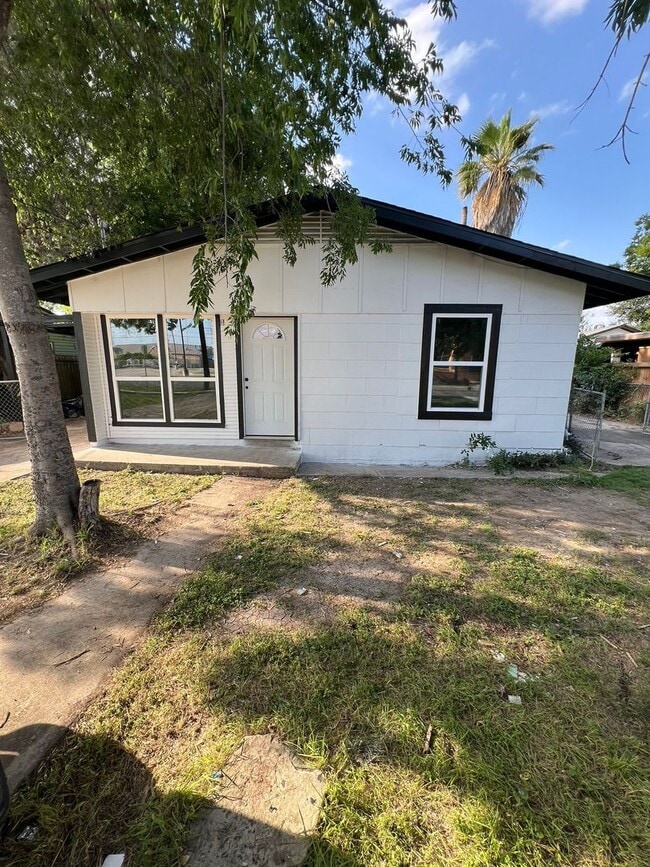 Building Photo - Charming 3-Bed Home with Great Transit, Sc...