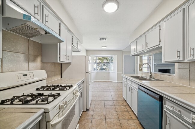 Building Photo - 13746 Drakewood Dr