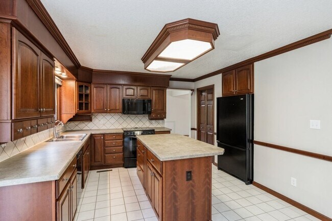 Building Photo - PRIVATE BACKYARD!! 4 Bedroom, 2.5 Bath Home in Urbandale