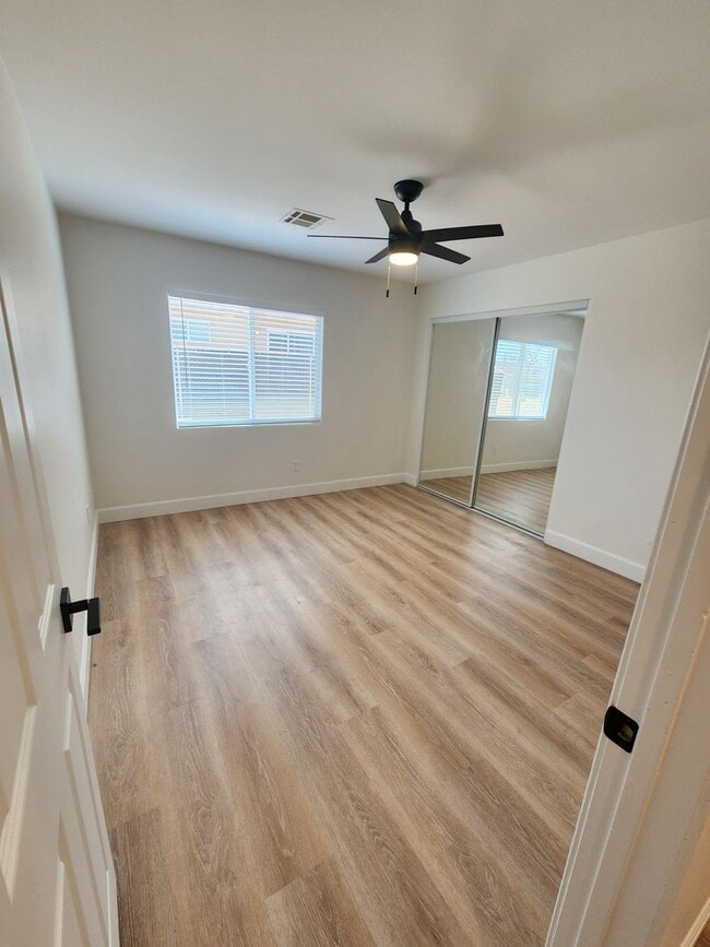 Building Photo - 3 bedroom 2 bathroom close to shops and public transportation