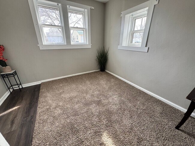 Building Photo - 2 bed, 1 bath home for rent in Waterloo